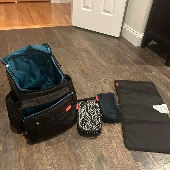 Skip Hop Quilted Black Diaper Bag with Changing Pad - Picture 4 of 14